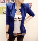 Blazer feminino com detalhe dourado na lapela